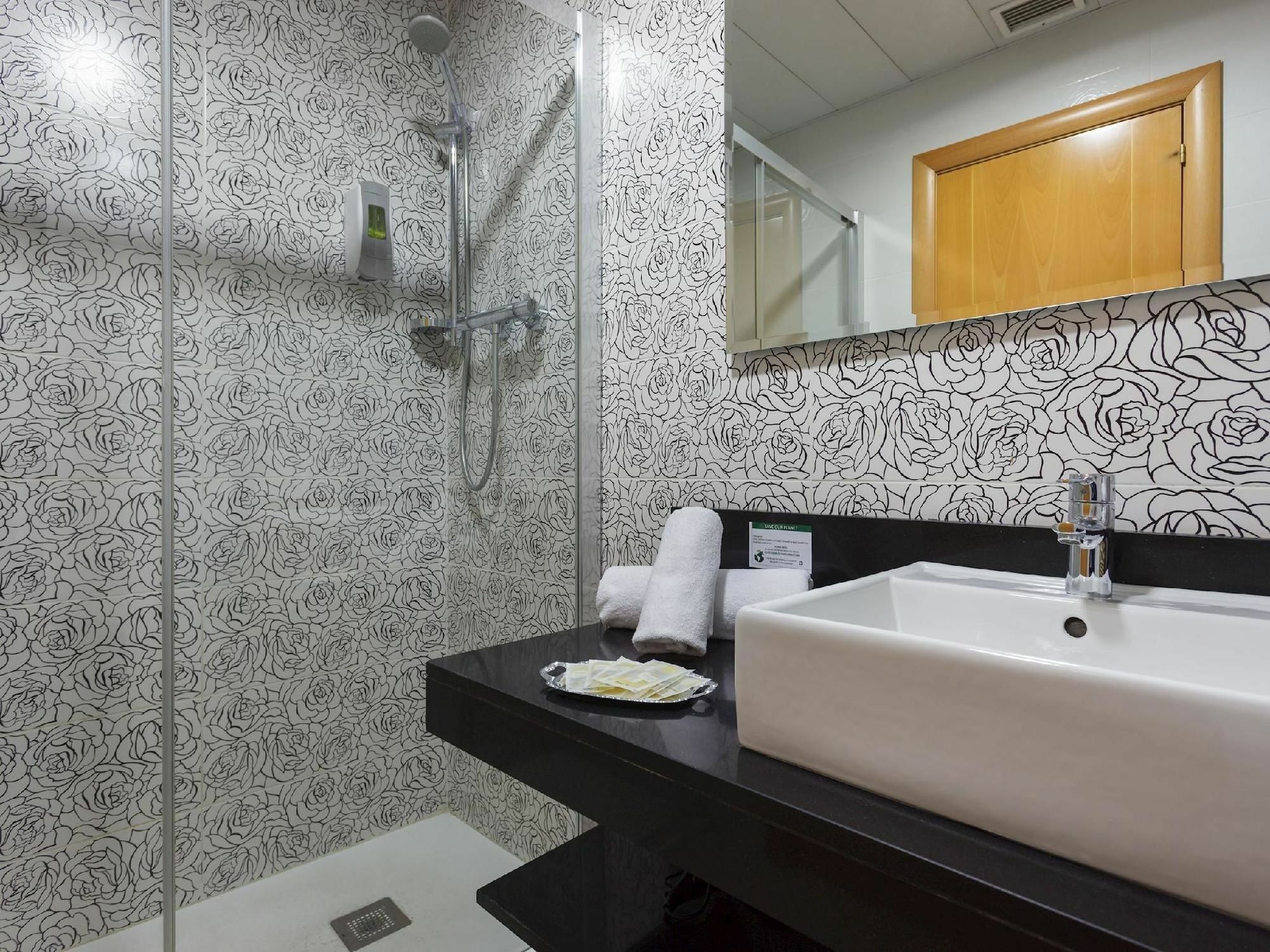 อพาร์ตเมนต์ รัมบลาส 108 Aparthotel บาร์เซโลนา ภายนอก รูปภาพ